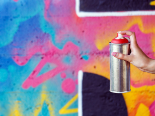 Как правильно красить стены аэрозольными красками