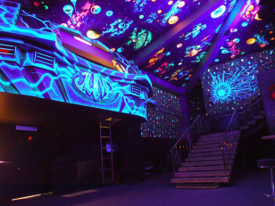 Феерия света: флуоресцентная и люминесцентная краска в интерьере ночного клуба