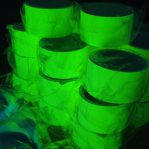 Самоклеюча люмінесцентна стрічка (фосфорна) 5 см *3 м зелене світіння 5 шт. - изображение 5 - интернет-магазин tricolor.com.ua