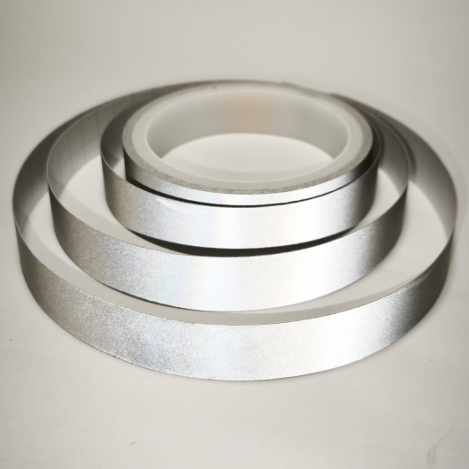 Универсальная самоклеящаяся светоотражающая лента для ночного бега и велосипедных прогулок Tricolor серая 40 мм*5 м. - изображение 2 - интернет-магазин tricolor.com.ua