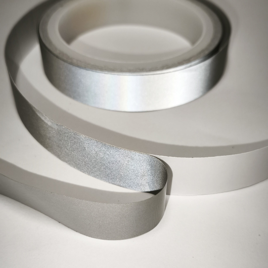 Універсальна самоклеюча світловідбивна стрічка для нічного бігу та велосипедних прогулянок Tricolor сіра 50 мм*1 м. - изображение 7 - интернет-магазин tricolor.com.ua