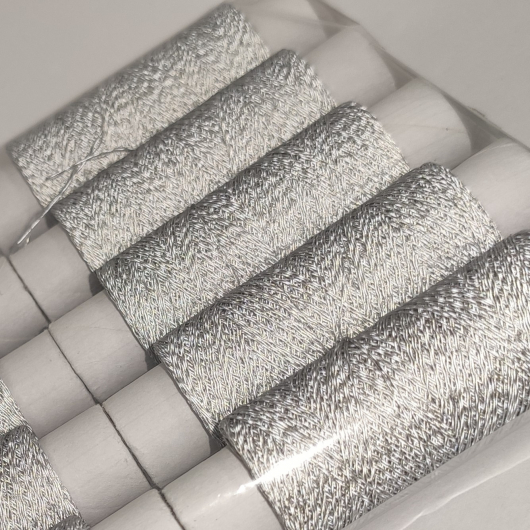 Світловідбивна нитка Tricolor для ручної та машинної вишивки 75 D/2 сіра 100 м. 1 шт. - изображение 7 - интернет-магазин tricolor.com.ua