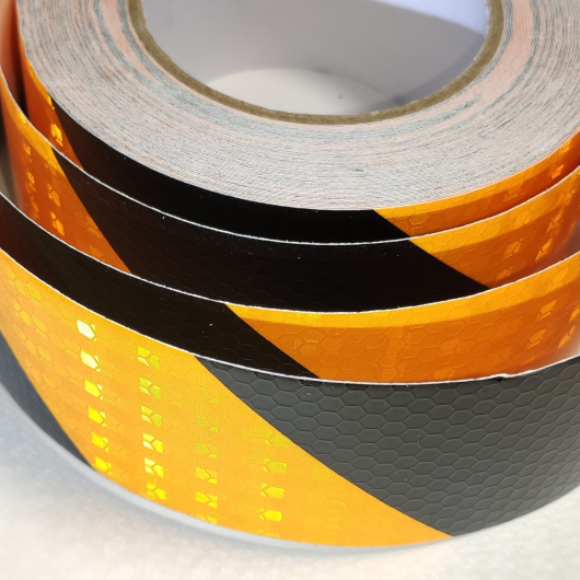 Лента светоотражающая жёлто-чёрная диагональная для маркировки транспорта (прицепов) Tricolor 50 мм/10 м. - изображение 7 - интернет-магазин tricolor.com.ua