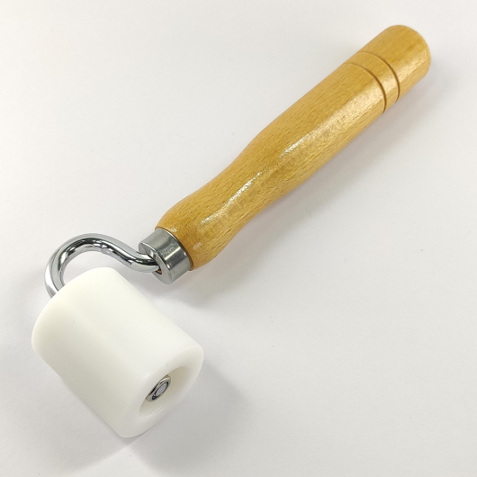 Валік прикатувальний Tricolor пластиковий для звукоізоляційних, антиковзних стрічок (білий) 40 мм. - интернет-магазин tricolor.com.ua