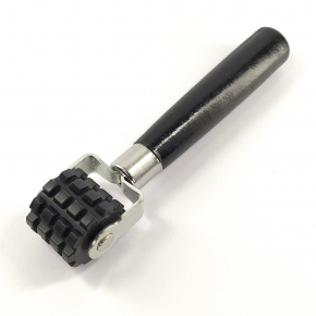 Валик прикаточный Tricolor пластиковый ребристый для звукоизоляционых, антискользящих лент (чёрный) 30 мм.