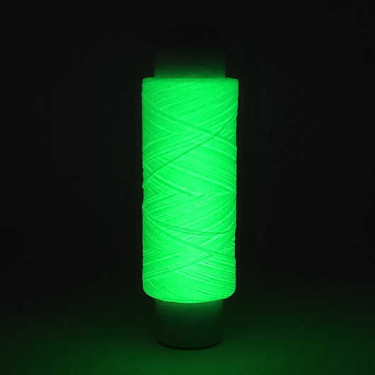 Люмінесцентна нитка Tricolor для ручної та машинної вишивки 150 D біла (02) 100 м. - интернет-магазин tricolor.com.ua