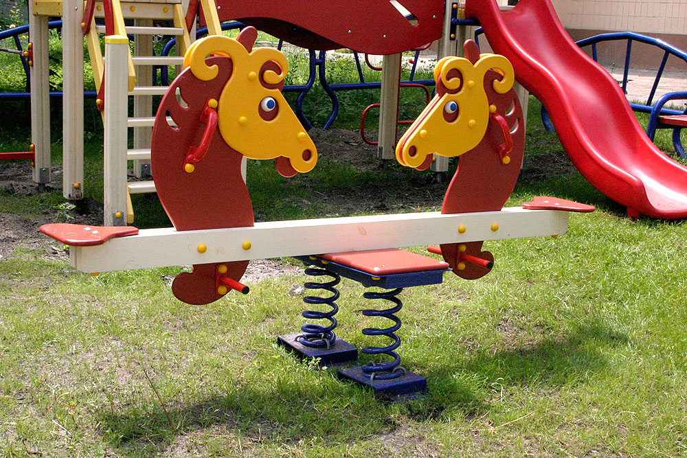 Качели лошадка. Качели-балансир "лошадки" (ЛГК-02). Карусель качели детские. Качалки на детскую площадку. Качалка на детской площадке.